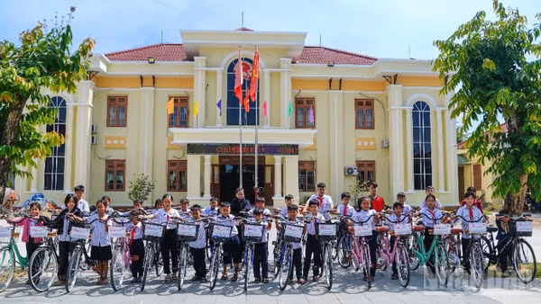 Những chiếc xe đạp trao tặng học sinh vượt khó, học giỏi tại xã Phước Trà, thành phố Đà Nẵng.