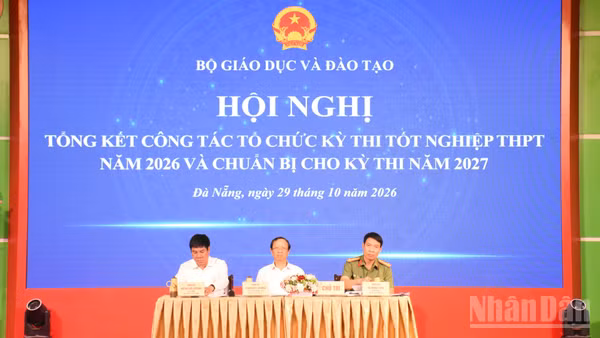 Các đồng chí đại diện lãnh đạo chủ trì hội nghị. (Ảnh: ANH ĐÀO)