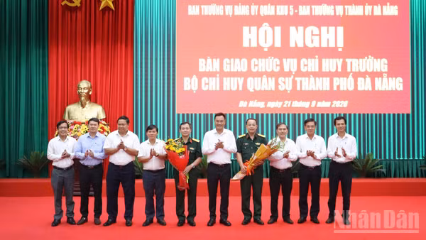 Đà Nẵng tổ chức Lễ bàn giao chức vụ Chỉ huy trưởng Bộ Chỉ huy quân sự thành phố. (Ảnh: ANH ĐÀO)