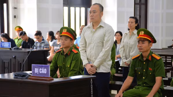 Bị cáo Nguyễn Quang Hoàng và 4 thuộc cấp lãnh án chung thân vì tội lừa đảo chiếm đoạt tài sản. (Ảnh: ĐX)