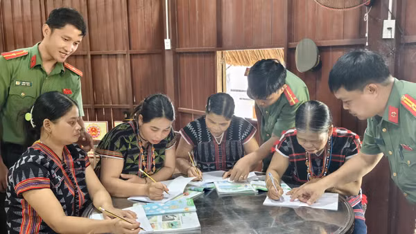 Công an xã A Vương, thành phố Đà Nẵng thí điểm mở lớp dạy tiếng Việt cho đồng bào Cơ Tu. (Ảnh: HỮU KHÁNH)