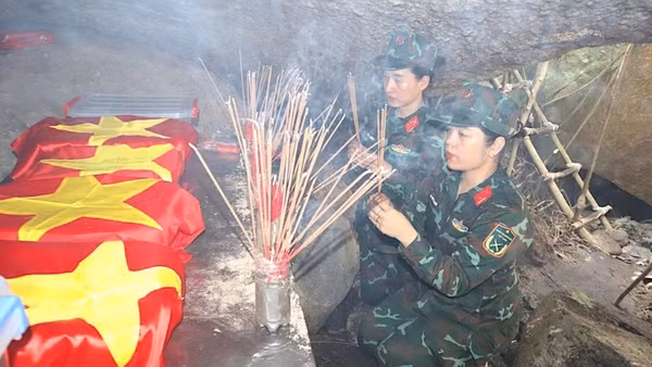 Cán bộ, hội viên phụ nữ Bộ Chỉ huy Quân sự thành phố Đà Nẵng dâng hương các liệt sĩ được tìm thấy tại hang Đá Sập.