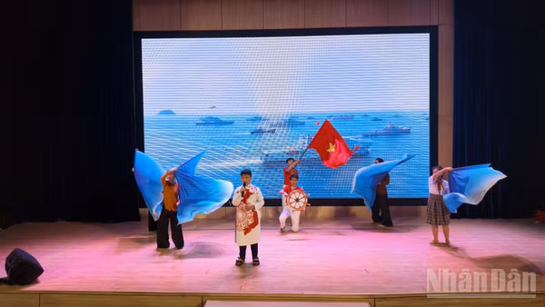 Đội Sao Biển-Quảng Ngãi thể hiện phần thi “Vượt sóng”. (Ảnh: NAM TRUNG)