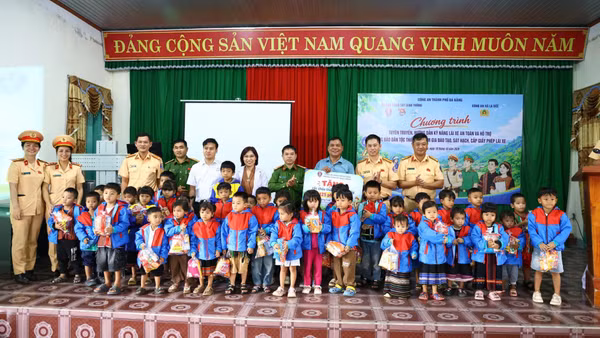 Cảnh sát giao thông Đà Nẵng đồng hành cùng đồng bào vùng biên La Dêê. (Ảnh: HỮU SỸ)