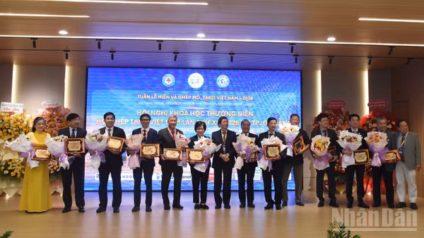 Tại chương trình, Hội Ghép tạng Việt Nam vinh danh 15 cá nhân đầu ngành có nhiều đóng góp xuất sắc cho lĩnh vực ghép tạng của Việt Nam. (Ảnh: ANH ĐÀO)