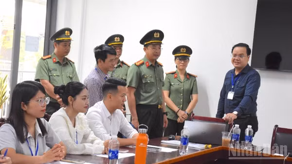 Đồng chí đại tá Nguyễn Đại Đồng thăm nơi làm việc, trực tiếp nhận thông tin của Hội đồng thi Sở Giáo dục và Đào tạo thành phố Đà Nẵng. (Ảnh: ANH ĐÀO)