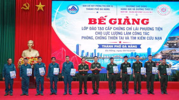 Các học viên nhận chứng chỉ lái phương tiện thủy nội địa. (Ảnh: QUANG CƯỜNG)
