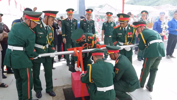 Các hài cốt được an táng chu đáo, trang trọng tại Nghĩa trang Liệt sĩ Tân Bình. (Ảnh: QUANG CƯỜNG)