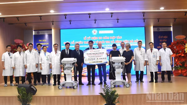 Tổ chức "Trái tim vì Trái tim" trao tặng Bệnh viện Đà Nẵng thiết bị y tế trị giá 1 triệu Euro. (Ảnh: ANH ĐÀO)