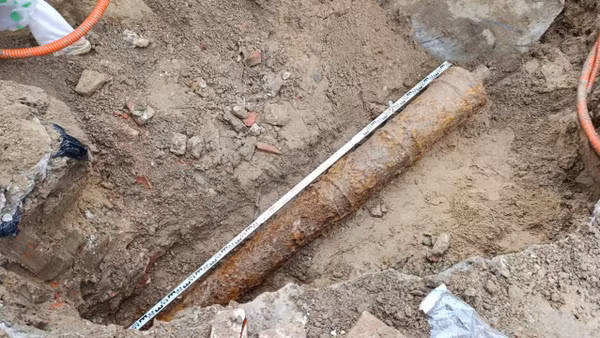 Hiện vật nằm ở độ sâu khoảng 1,5m, tại khu vực phía Đông Bắc Thành Điện Hải. (Ảnh: ĐX)