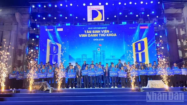 Trường đại học Bách khoa, Đại học Đà Nẵng vinh danh, trao học bổng cho tân sinh viên năm học 2026-2027, tối 19/9. (Ảnh: ANH ĐÀO)
