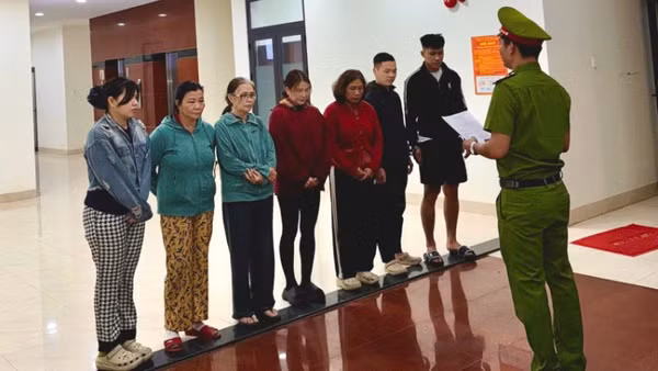 Các đối tượng trong đường dây đánh bạc tại cơ quan điều tra. (Ảnh: Công an cung cấp)