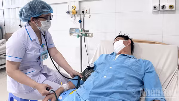 Hiện tại bệnh nhân đã tỉnh, huyết áp ổn định. (Ảnh: ANH ĐÀO)