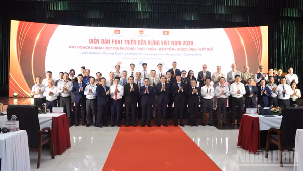 Các đại biểu tham dự Khai mạc Phiên toàn thể Diễn đàn Phát triển bền vững Việt Nam năm 2026 chụp hình lưu niệm. (Ảnh: ANH ĐÀO)