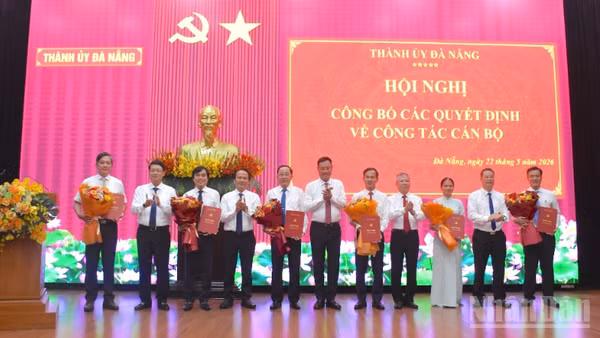 Ban Thường vụ Thành ủy Đà Nẵng công bố các quyết định về công tác cán bộ, chiều 22/5. (Ảnh: ANH ĐÀO)