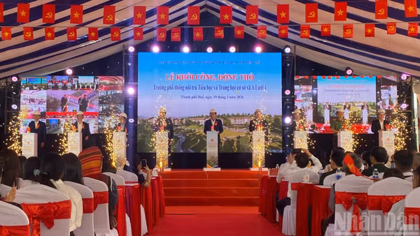 Các đại biểu đã nhấn nút khởi công công trình.