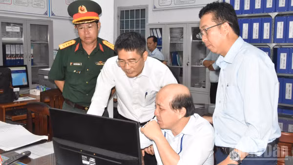 Đoàn công tác kiểm tra cơ sở dữ liệu tàu cá tại Cảng cá Mỹ Tho, tỉnh Đồng Tháp. (Ảnh: NGUYỄN SỰ)