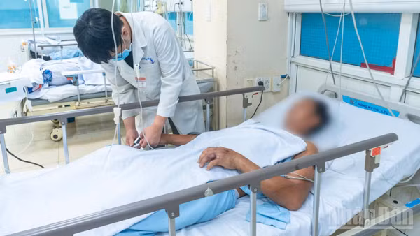 Bác sĩ Bệnh viện Quân y 120 theo dõi và điều trị cho ông T. (Ảnh: Bệnh viện cung cấp)