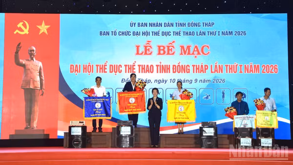 Ban tổ chức trao giải cho các đơn vị đạt thứ hạng cao tại đại hội. (Ảnh: NGUYỄN SỰ)