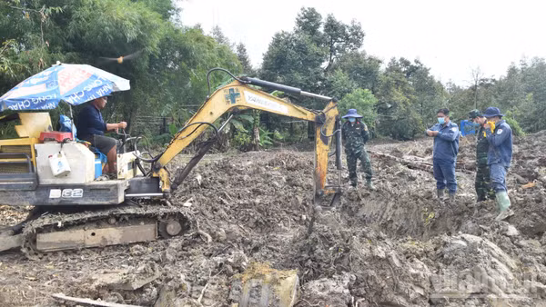 Lực lượng Đội K91 tiếp tục tìm kiếm, quy tập hài cốt liệt sĩ trong vườn sầu riêng sáng 22/9. (Ảnh: NGUYỄN SỰ)