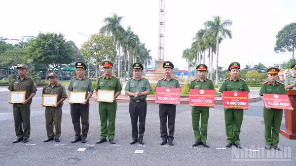 Thiếu tướng Lâm Phước Nguyên, Giám đốc Công an tỉnh trao giấy khen và tiền thưởng cho các tập thể và cá nhân. (Ảnh: TRỌNG TÍN)