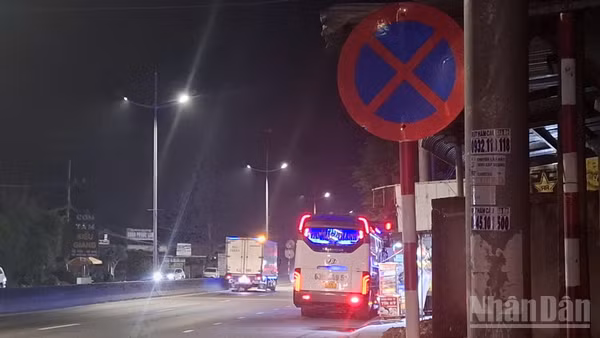 Nhà xe Tân Lập Thành dừng, đỗ tại khu vực cấm ở điểm trung chuyển thuộc xã Tam Hiệp (tỉnh Đồng Tháp). (Ảnh: NGUYỄN SỰ)