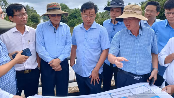 Đoàn công tác khảo sát các vị trí thuộc dự án chuyển nước ngọt về vùng ngọt hóa Gò Công. (Ảnh: NGUYỄN SỰ)
