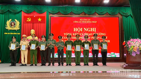 Các cán bộ, chiến sĩ Công an tỉnh Đồng Tháp xuất sắc của cuộc thi (ảnh: Đinh Nhân).