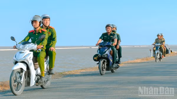 Các lực lượng phối hợp tuần tra, bám sát địa bàn ở cơ sở. (Ảnh: ĐẶNG THANH)