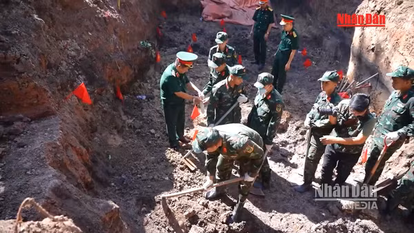[Video] Phát hiện thêm 17 bộ hài cốt liệt sĩ tại Công viên Lê Thị Riêng