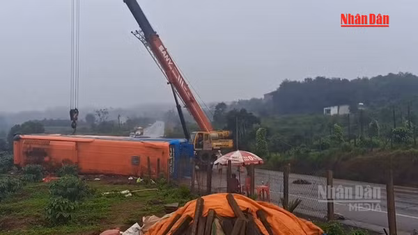 [Video] Lật xe khách giường nằm tại Gia Lai, 1 người tử vong