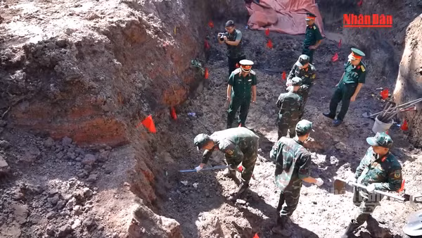 [Video] Hai tháng bền bỉ tìm đồng đội tại Công viên Lê Thị Riêng