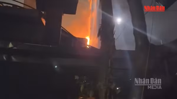 [Video] Cháy nhà trong đêm ở Hà Nội, 5 người tử vong
