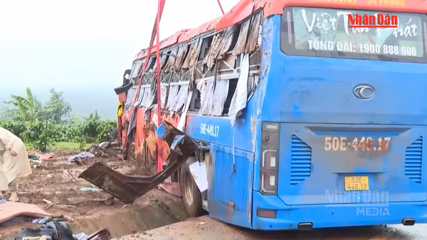 [Video] Thêm 3 nạn nhân tử vong trong vụ lật xe khách tại Gia Lai