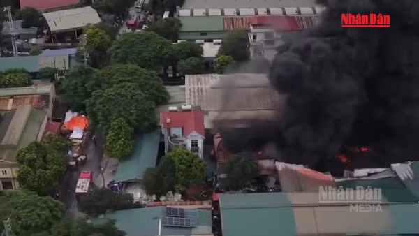 [Video] Hà Nội: Cháy kho xưởng tại phường Chương Mỹ, khói đen bốc cao