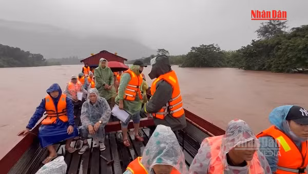 [Video] Nước sông Sê Pôn dâng cao, 129 hộ dân được di dời đến nơi an toàn
