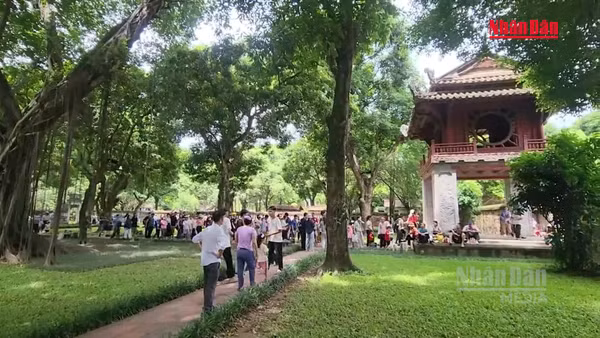 [Video] Hà Nội: Các điểm vui chơi, di tích hút khách dịp nghỉ lễ Quốc khánh