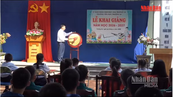 [Video] Đặc khu Trường Sa rộn ràng ngày khai giảng