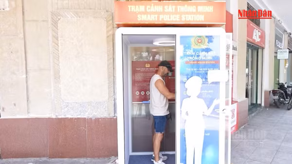 [Video] Ra mắt thí điểm trạm Cảnh sát thông minh hỗ trợ trình báo, gọi SOS 24/7