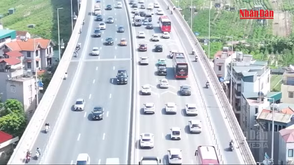 [Video] Hà Nội gỡ biển báo khoảng cách an toàn trên cầu Nhật Tân