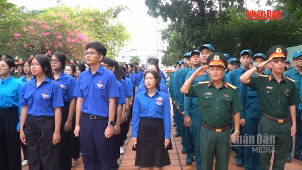 [Video] Xúc động Lễ chào cờ “Tôi yêu Tổ quốc tôi” tại Công viên Lê Thị Riêng