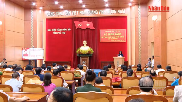 [Video] Trao tặng Huy hiệu 80 năm tuổi Đảng cho các đảng viên lão thành