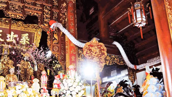Nghệ nhân Phương Thanh Hiền (ngồi giữa) - Nhóm trưởng Văn Ca Chúc Thánh trong một vấn hầu tại Quang Minh điện (Sóc Sơn, Hà Nội).