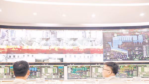 Nhà máy Điện rác Sóc Sơn biến rác thải thành năng lượng. (Trong ảnh: Phòng điều khiển trung tâm của Nhà máy)