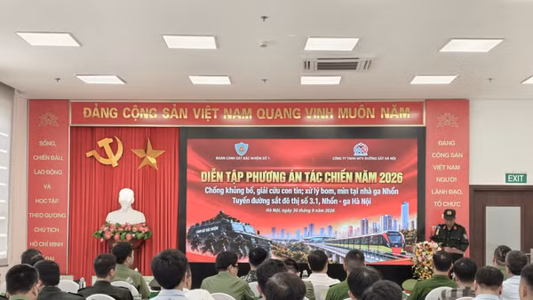 Các lực lượng tham gia diễn tập nghe phổ biến phương án phối hợp, xử lý tình huống tại buổi diễn tập. (Ảnh: Metro Hà Nội)