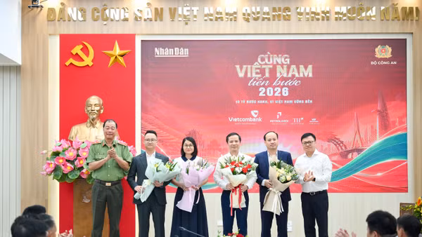 Đồng chí Lê Quốc Minh, Ủy viên Trung ương Đảng, Tổng Biên tập Báo Nhân Dân và Thiếu tướng Lê Hồng Hiệp, Phó Cục trưởng Cục Công tác Chính trị, Bộ Công An tặng hoa cho các đơn vị đồng hành tại sự kiện.