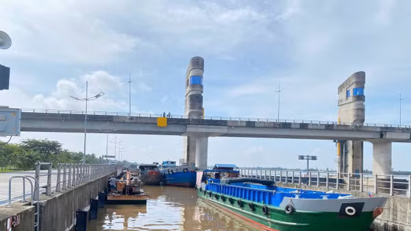 Vận hành âu thuyền cống Cái Lớn nhằm bảo đảm giao thông thủy khi đóng cửa van cống từ ngày 9/11. (Ảnh: ANH TRƯỜNG)