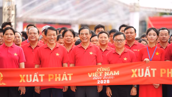 Đại tướng Phan Văn Giang, Bộ trưởng Bộ Quốc phòng; Đại tướng Lương Tam Quang, Bộ trưởng Bộ Công an và đồng chí Lê Quốc Minh, Tổng Biên tập Báo Nhân Dân cùng các đại biểu chuẩn bị xuất phát chương trình “Cùng Việt Nam tiến bước” lần thứ hai.