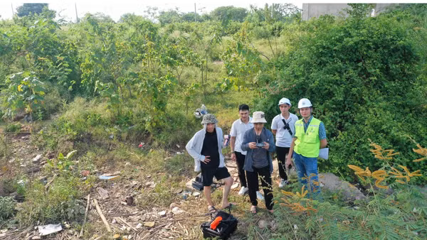 Nhóm cán bộ, kỹ thuật viên vận hành thiết bị bay không người lái (UAV) để thu thập dữ liệu hiện trạng hạ tầng đường bộ.
