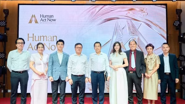 Nhà báo Lê Quốc Minh, Tổng Biên tập Báo Nhân Dân, Trưởng Ban Tổ chức Human Act Prize 2026 cùng với Ban tổ chức và các đại biểu tham dự.